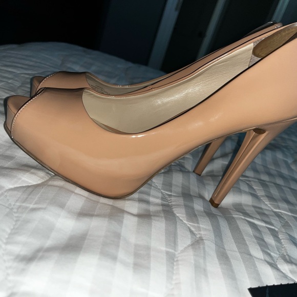 9.5 Guess Women Heels - Tan - Picture 2 of 6